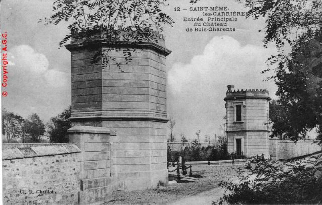 Entree principale du chateau de Bois-Charente.jpg